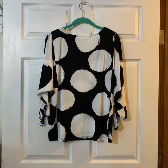 🎬Chico’s Blk/Wht Top - Picture 3 of 6